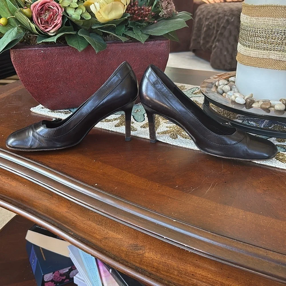 Chanel Black Leather Heels Rounded Toe w/ Floral Metal Logo Accent Made in Italy